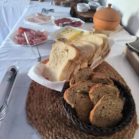 Omir Bed and Breakfast Πούλα